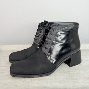 Vintage Via Spiga black leather lace up ankle booties size 8